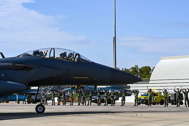 공군 F-15K 조종사가 지난 29일 호주 다윈기지에서 열린 피치블랙 훈련 중 훈련에 앞서 임무 완수 결의를 다지고 있다. 사진 공군