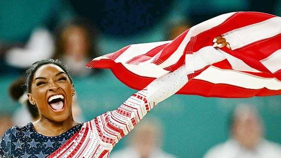 시몬 바일스가 31일(한국시간) 2024 파리올림픽 기계체조 여자 단체전에서 금메달을 따낸 뒤 활짝 웃으며 기뻐하고 있다. AFP=연합뉴스