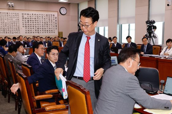 정청래 국회 법제사법위원장이 31일 오후 서울 여의도 국회에서 열린 법사위 전체회의에서 ″뭔 퇴거명령이냐. 지가 뭔데″라고 발언한 곽규택 국민의힘 의원을 향해 사과를 요구했으나 사과하지 않자 발언권 중지를 선언하자 곽 의원이 퇴장하고 있다. 뉴스1