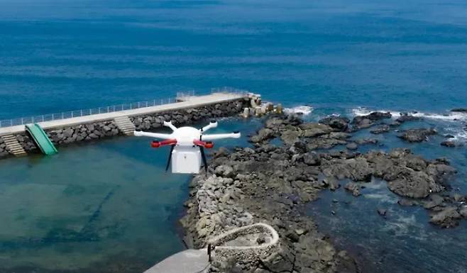 A drone carrying Samsung\'s mobile products is flying to Biyangdo in Jeju Island. Courtesy of Samsung Electronics