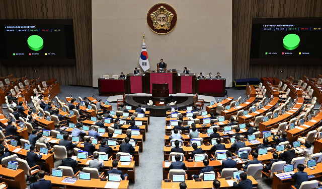 30일 서울 여의도 국회 본회의에 상정된 한국교육방송공사법 개정안이 가결되고 있다. 최현규 기자