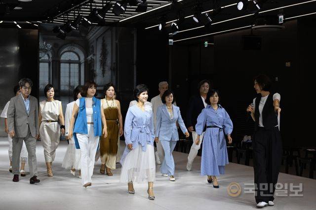 서울 시니어모델협회 사회적협동조합(SMA) 고급 과정을 마친 비전문 모델들이 첫 무대를 오르기 전 동선을 살피고 있다.