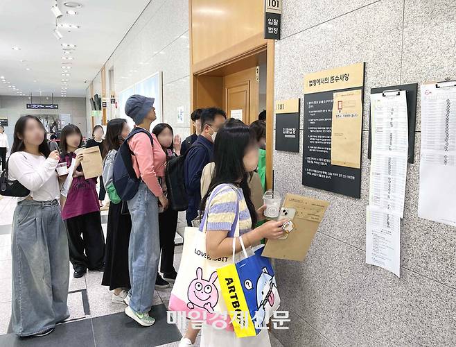 지난달 3일 서울 송파구 서울동부지법 경매 입찰법정 앞이 경매에 참여한 시민들로 붐비고 있다. [한주형 기자]