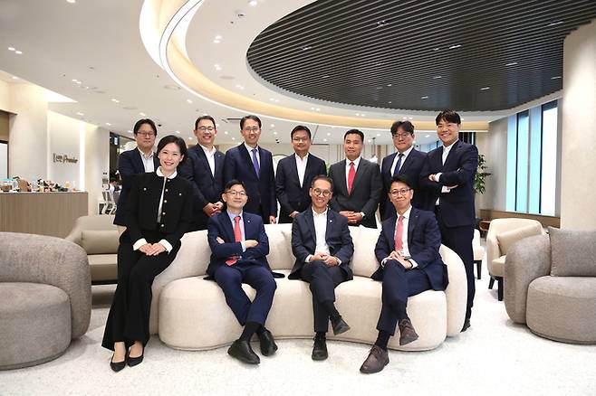 초부유층 자산관리시장을 이끄는 신한투자증권·신한은행 협업 조직 ‘신한 프리미어 패스파인더’ 직원들이 기념촬영을 하고 있다. [사진=신한투자증권]