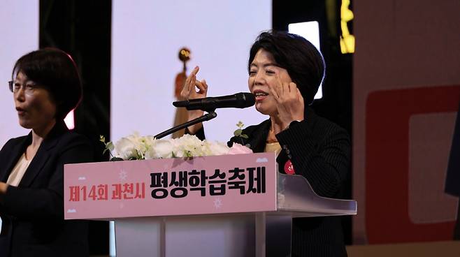 신계용 과천시장이 지난 4월 열린 평생학습축제에서 수어로 인사말을 하고 있다./사진제공=과천시