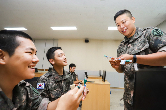 전역 후 1년 간 직장생활을 하다가 다시 2군단 군문을 두드린 박정욱 소령(진급예정자·오른쪽)이 중대원들에게 주특기 교육을 실시하고 있다. 육군 제공