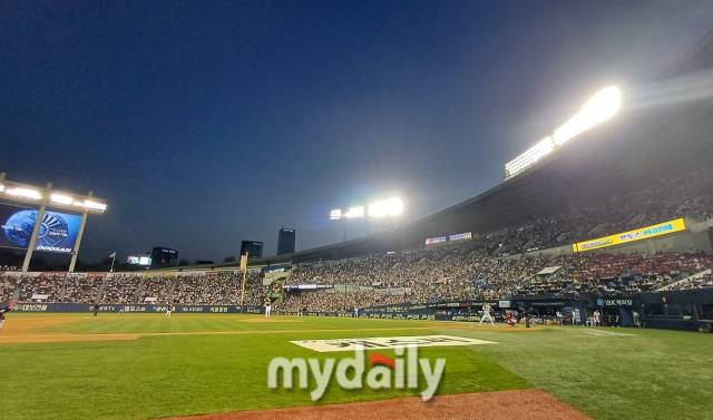 2024년 4월 26일 오후 서울 잠실야구장에서 '2024 신한 SOL Bank KBO리그' KIA 타이거즈와 키움 히어로즈의 경기가 열렸다. 이날 경기는 만원 관중 매진이 기록됐다./마이데일리