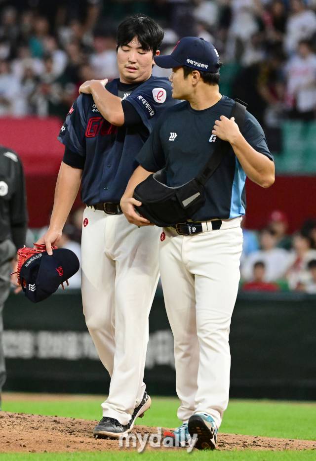 2024년 7월 30일 인천 SSG랜더스필드에서 '2024 신한 SOL Bank KBO리그, 롯데 자이언츠와 SSG 랜더스의 경기가 열렸다. 롯데 최이준이 3회말 2사 후 오태곤 타석 때 어깨 부상으로 교체되고 있다./마이데일리