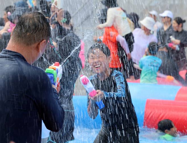 29일 전남 장흥에서 열린 제17회 정남진 장흥 물축제에서 관광객과 시민들이 물놀이를 하고 있다.[연합]