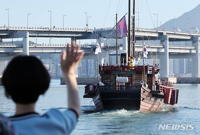 [부산=뉴시스] 하경민 기자 = 국립해양유산연구소가 2018년 복원한 조선통신사선이 31일 오전 부산 남구 용호별빛공원에서 일본을 향해 출항하고 있다.  이날 출항한 조선통신사선은 오는 8월29일까지 조선시대 한일 교류 첨병 역할을 한 조선통신사의 11차 사행 항로(부산~대마도~이키~아이노시마~시모노세키)를 재현하며, 이는 1763~1764년 계미 사행 이후 260년 만에 일본 본토에 입항하는 것이다. 2024.07.31. yulnetphoto@newsis.com