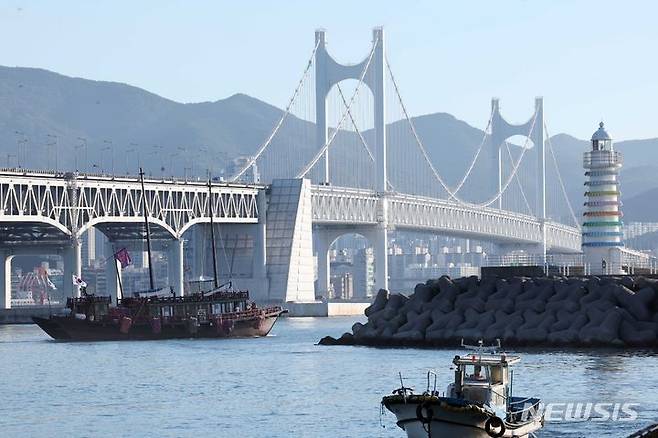 [부산=뉴시스] 하경민 기자 = 국립해양유산연구소가 2018년 복원한 조선통신사선이 31일 오전 부산 남구 용호별빛공원에서 일본을 향해 출항하고 있다.  이날 출항한 조선통신사선은 오는 8월29일까지 조선시대 한일 교류 첨병 역할을 한 조선통신사의 11차 사행 항로(부산~대마도~이키~아이노시마~시모노세키)를 재현하며, 이는 1763~1764년 계미 사행 이후 260년 만에 일본 본토에 입항하는 것이다. 2024.07.31. yulnetphoto@newsis.com