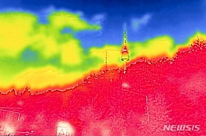 [서울=뉴시스] 정병혁 기자 = 장마가 끝나고 폭염이 기승을 부린 30일 서울 중구 소월길에서 바라본 남산이 붉게 보이고 있다. 열화상 카메라로 촬영한 사진은 온도가 높을수록 붉은색, 낮을수록 푸른색을 나타낸다.  2024.07.30. jhope@newsis.com
