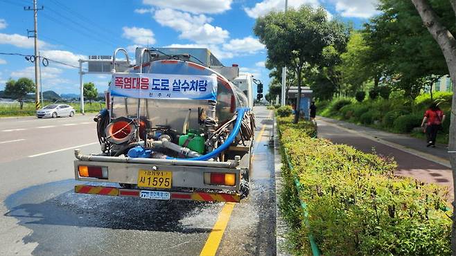 [진주=뉴시스]진주시, 주요 간선도로 살수차 운영으로 폭염 총력 대응. *재판매 및 DB 금지