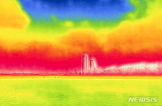 [서울=뉴시스] 정병혁 기자 = 장마가 끝나고 폭염이 기승을 부린 30일 서울 용산구 잠수교에서 바라본 한강이 파랗게 보이고 있다. 열화상 카메라로 촬영한 사진은 온도가 높을수록 붉은색, 낮을수록 푸른색을 나타낸다.  2024.07.30. jhope@newsis.com