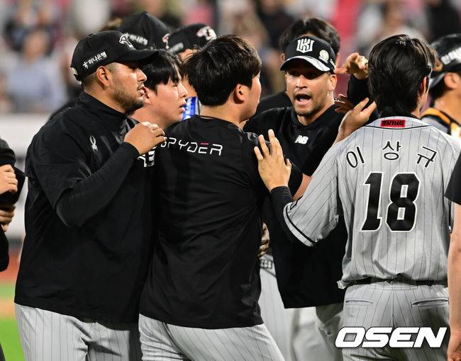 [OSEN=수원, 김성락 기자] 다이너마이트 타선을 등에 업은 한화 이글스&nbsp;김경문호가 출범 후 연이틀 승전고를 울렸다.&nbsp;프로야구 한화 이글스는 5일 수원KT위즈파크에서 열린 2024 신한 SOL뱅크 KBO리그 KT 위즈와의 시즌 8차전에서 12-2 대승을 거뒀다.경기가 종료 되는 순간 KT 위즈와 한화 이글스의 벤치클리어링이 발생했다. 한화 박상원이 분노하고 있다. 2024.06.05 / ksl0919@osen.co.kr