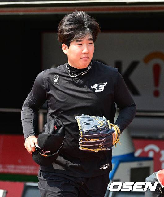 [OSEN=수원, 지형준 기자] 6일 오후 수원 KT위즈파크에서 ‘2024 신한 SOL BANK KBO리그’ KT 위즈와 한화 이글스의 경기가 열렸다.이날 KT는 엄상백, 한화는 류현진이 선발로 나섰다.전날(5일) 경기 종료 직후 그라운드에 인사를 하러 나온 양 팀 선수들의 벤치 클리어링이 있었다.&nbsp;한화 박상원이 12-2로 크게 앞선 8회말 KT 김상수와 로하스를 삼진으로 잡고서 연거푸 과도한 삼진 세리머니를 했고, 이에 불만을 품은 KT 황재균과 장성우가 경기 후 흥분했다.&nbsp;한화 박상원이 훈련에 앞서 KT 선수단을 찾아 이강철 감독을 비롯한 주장, 선수들에게 사과의 말을 전했다. 훈련을 위해 달려가는 박상원. 2024.06.06 /