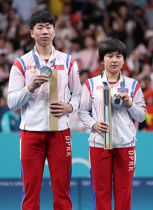 2024 파리올림픽 탁구 혼합복식 시상식에서 은메달을 차지한 북한 리정식·김금용