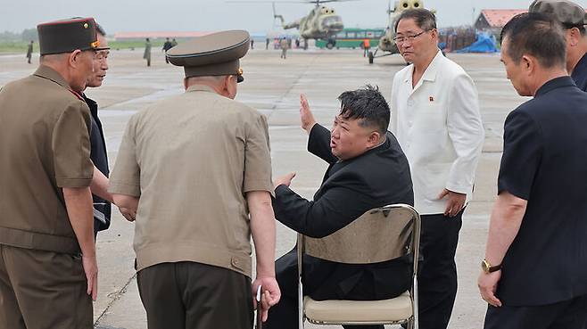 지난 28일 신의주·의주군 수해 현장을 방문하여 지휘하는 김정은 위원장