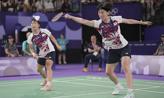 백하나·이소희 조(2위)가 지난 30일(현지시간) 프랑스 파리의 포르트 드 라샤펠 경기장에서 열린 2024 파리올림픽 배드민턴 여자복식 조별 예선 D조 3차전에서 라윈다 프라종자이-종콜판 키티타라쿨 조(9위·태국)와 경기하고 있다. AP뉴시스