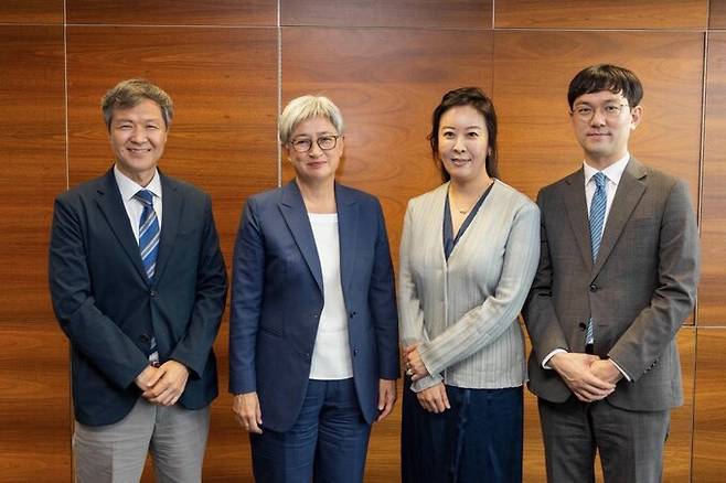 30일 서울 종로구 주한호주대사관에서 페니 웡 호주 외교장관(왼쪽 두번째)이 ‘호주학 초빙교수 프로그램’ 신설을 발표한 뒤 신성호 서울대 교수(맨 왼쪽), 산드라 박 우드사이드 한국지사장(왼쪽 세번째) 등 관계자와 기념촬영을 하고 있다. 주한호주대사관 제공