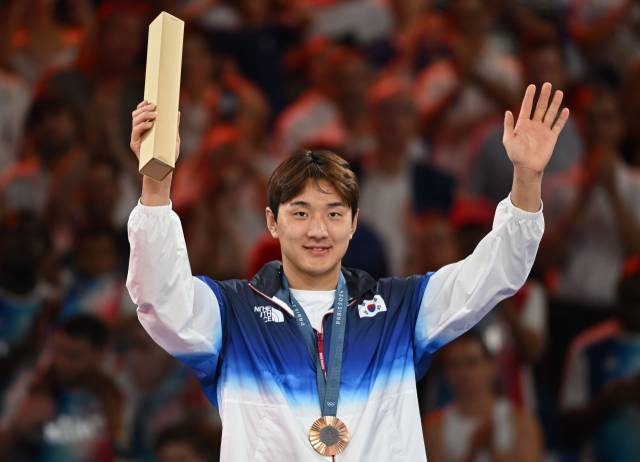 31일 파리 올림픽 남자 유도에서 동메달을 딴 뒤 관중에게 인사하는 이준환. 파리=성형주 기자