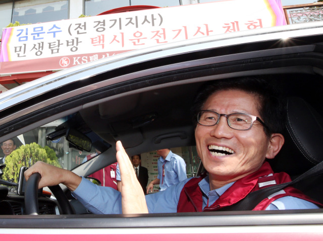 대통령실은 31일 윤석열 대통령이 신임 고용노동부 장관에 김문수 경제사회노동위원장을 지명했다고 밝혔다. 지난 2014년 9월 새누리당 보수혁신 특별위원회 위원장에 내정된 김문수 전 경기도지사가 대구시 수성구 희망로 KS택시에서 택시운전기사 체험에 나서고 있다. 연합뉴스