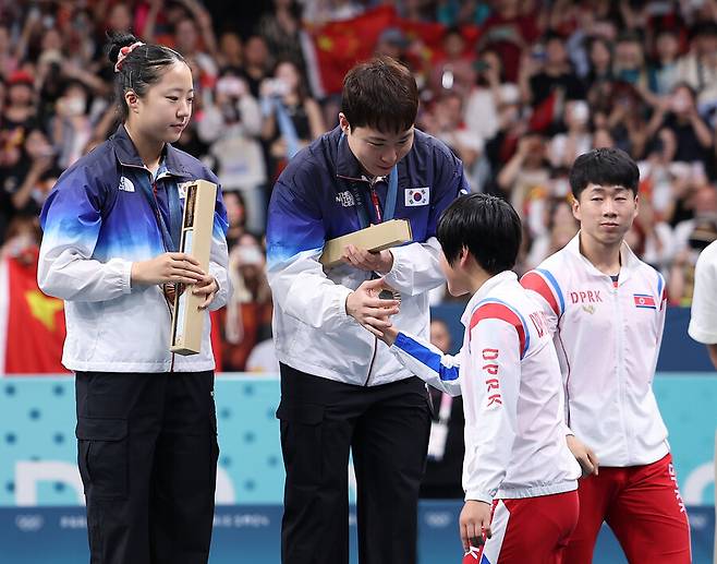 ▲ 한국탁구가 12년 만에 올림픽 메달 소식을 전했다. 신유빈, 임종훈이 2024 파리 올림픽 탁구 혼합복식에서 동메달을 땄다. 세계랭킹 3위 신유빈, 임종훈은 세계랭킹 4위 홍콩의 두호이켐, 웡춘팅을 압도했다. 3년 전 도쿄 올림픽에서 노메달로 눈물을 흘렸던 신유빈은 환하게 웃었다. 임종훈은 입대 20일을 앞두고 병역 혜택을 받아 선수 생활에 걸림돌을 삭제했다. ⓒ 연합뉴스