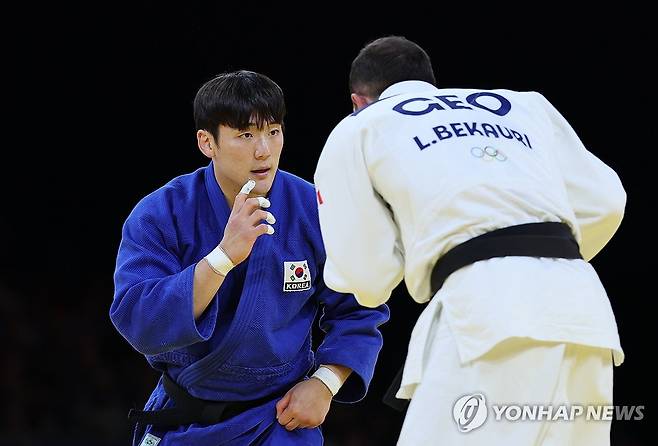 남자 유도 90kg급 한주엽이 31일 프랑스 파리 샹드마르스 경기장에서 열린 2024 파리 올림픽 유도 남자 90kg급 8강에서 세계 1위 라샤 베카우리(조지아)에 경기 시작 1분22초 만에 안다리 후리기 한판으로 패했다. 한주엽은 패자부활전을 통해 동메달을 노리게 됐다. 한국 유도는 금메달 도전을 하루 더 미루게 됐다. 연합뉴스