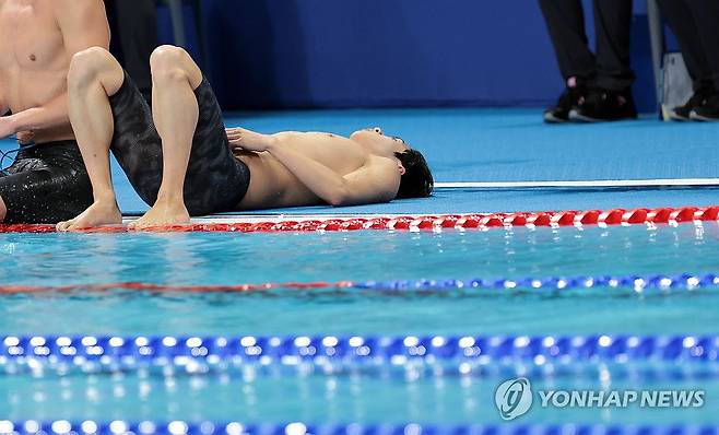 계영 800m 결승 경기 마친 황선우 (파리=연합뉴스) 김인철 기자 = 30일(현지시간) 프랑스 파리 라데팡스 아레나에서 열린 2024 파리올림픽 수영 남자 계영 800m 결승에서 한국 마지막 주자 황선우가 경기를 마친 뒤 물 밖으로 나와 눕고 있다. 2024.7.31 yatoya@yna.co.kr