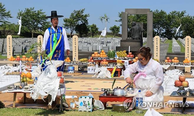 4·3 행방불명 희생자 추모 위령굿 (제주=연합뉴스) 지난해 6월 3일 오전 제주시 봉개동 4·3평화공원에서 제주칠머리당영등굿보존회 주최로 '4·3 행방불명 희생자 추모 위령굿'이 진행되고 있다. [연합뉴스 자료사진]