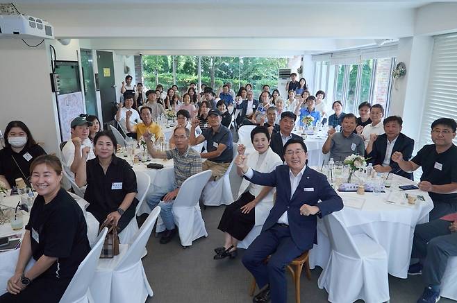 참석자들과 기념촬영하는 박경귀 시장(중앙) [아산시 제공. 재판매 및 DB 금지]