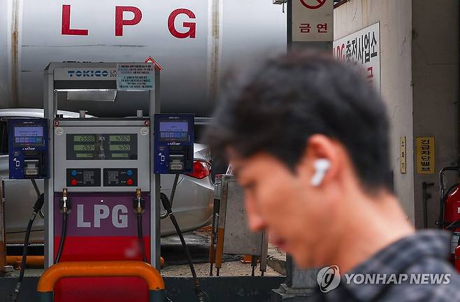 8월 국내 LPG 공급가격 8개월만에 상승 (서울=연합뉴스) 서대연 기자 = 서울 시내 한 LPG 충전소의 모습. 2023.10.3 dwise@yna.co.kr