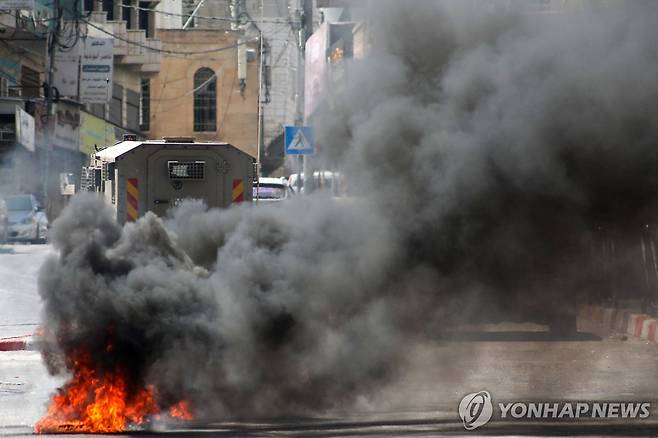 하니예 암살 항의 시위 (요르단강서안 AFP=연합뉴스) 31일(현지시간) 팔레스타인 요르단강 서안에서 하마스 지도자 이스마일 하니예 암살에 항의하는 시위가 벌어지고 있다. 2024.7.31