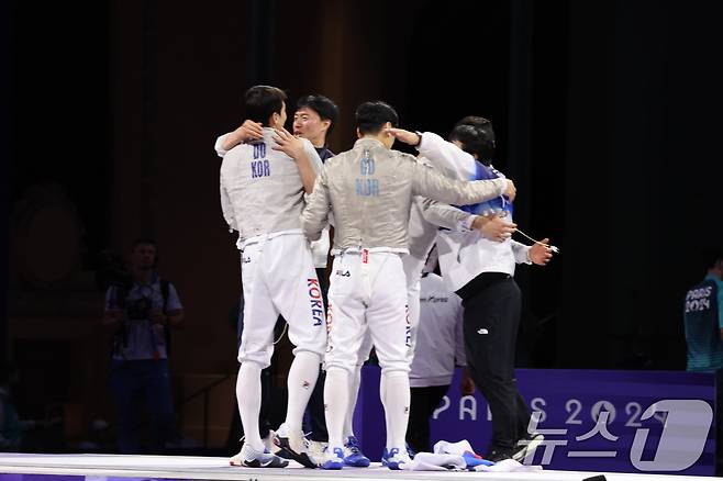 펜싱 남자 사브르 대표팀이 1일(한국시간) 열린 2024 파리 올림픽 단체전 결승에서 우승한 뒤 부둥켜안고 기쁨을 나누고 있다. ⓒ News1 이동해 기자