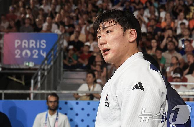 대한민국 유도대표팀 한주엽 선수가 31일 오후(한국시간) 프랑스 파리 샹드마르스 아레나에서 진행된 2024 파리올림픽 유도 남자 -90kg 패자부활전 브라질의 라파엘 마세두 선수와의 경기에서 패배한 후 경기장을 나서고 있다. 2024.7.31/뉴스1 ⓒ News1 박정호 기자