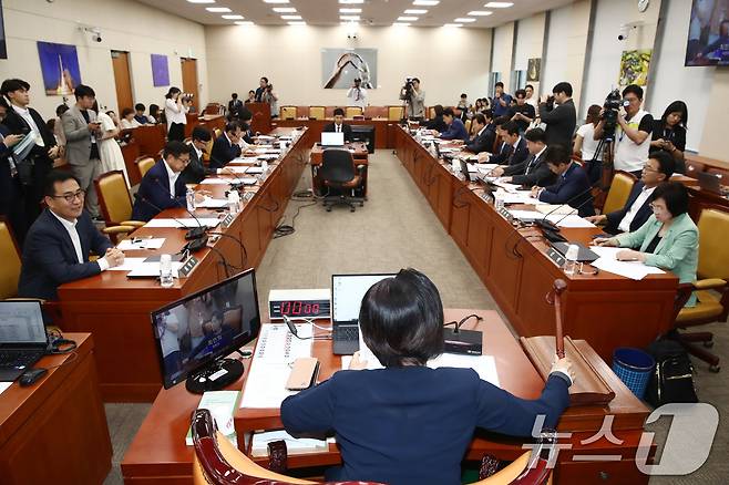 최민희 과방위원장이 29일 오후 서울 여의도 국회에서 열린 과학기술정보방송통신위원회 전체회의에서 이진숙 방송통신위원회 위원장후보자 인사청문경과보고서 채택의 건을 상정하고 있다. 2024.7.29/뉴스1 ⓒ News1 이광호 기자