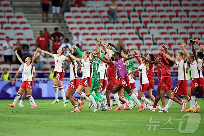 캐나다 여자 축구 대표팀이 2024년 8월1일 프랑스 니스에서 열린 파리 올림픽 A조 콜롬비아와의 경기에서 승리한 뒤 세리머니를 하고 있다. ⓒ AFP=뉴스1 ⓒ News1 김지현 기자