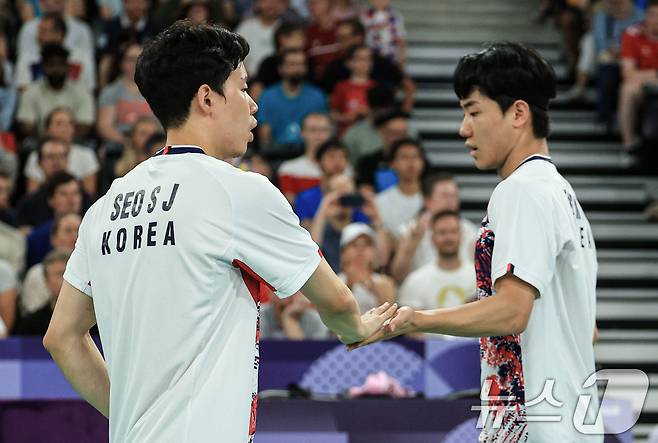 대한민국 배드민턴 대표팀 서승재, 강민혁 선수가 1일 오후(한국시간) 프랑스 파리 라 샤펠 아레나에서 열린 배드민턴 남자 복식 8강 덴마크의 앤더스 스카룹 라스무센, 킴 아스트룹 조와의 경기에서 득점한 수 기뻐하고 있다. 2024.8.1/뉴스1 ⓒ News1 박정호 기자