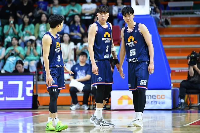 KCC 최준용(가운데)과 송교창(오른쪽)이 경기 중 얘기를 나누고 있다. 사진 | KBL