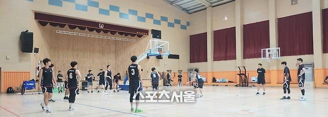 KCC선수들이 태백 황지고등학교 체육관에서 훈련을 소화하고 있다. 사진 | 스포츠서울 이웅희기자 iaspire@