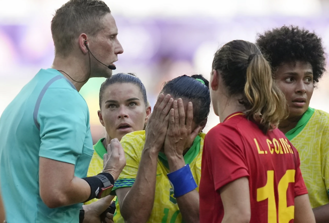 브라질 축구 레전드 마르타가 퇴장 명령을 받자 눈물을 보이고 있다. 사진 | AP