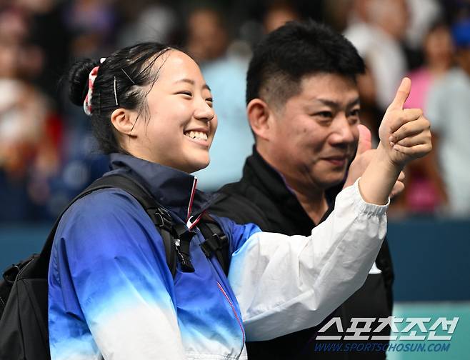 신유빈이 1일 오후 프랑스 사우스 파리 아레나에서 열린 파리올림픽 탁구 여자 단식 8강에서 '일본 에이스' 히라노 미우(세계 13위)에 풀게임 접전 끝에 게임스코어 4대3으로 승리했다. 신유빈이 활짝 웃고 있다. 파리(프랑스)=정재근 기자 cjg@sportschosun.com/2024.8.1/