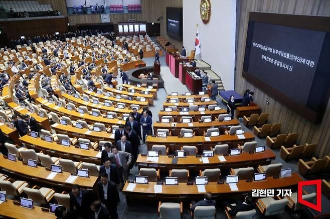 국민의힘 의원들이 30일 국회 본회의에서 '방송 4법' 가운데 네 번째 법안인 교육방송공사법(EBS법) 개정안에 대한 표결이 시작되자 본회의장에서 퇴장하고 있다. 사진=김현민 기자 kimhyun81@