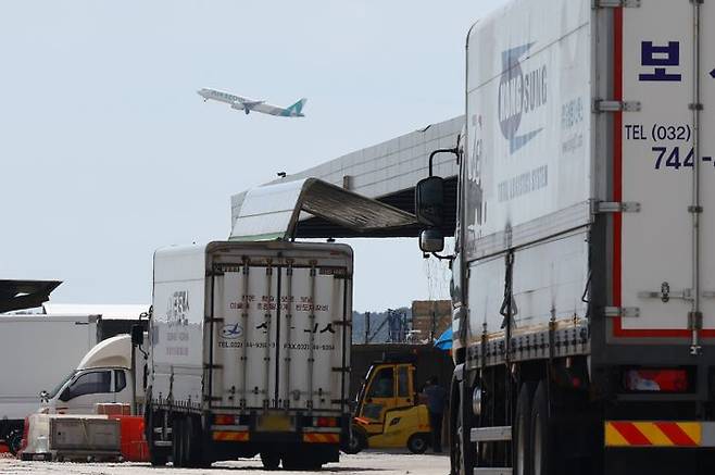 인천국제공항 화물터미널 너머로 비행기가 이륙하고 있다. 인천국제공항공사에 따르면 중국의 알리익스프레스와 테무 등 해외직구 e커머스(전자상거래) 업체들이 주로 이용하는 해상·항공 복합운송화물량의 올해 2분기 실적이 1분기 1만9266t 대비 64.2% 증가한 3만1644t을 기록해 올해 12만t 이상 실적이 예상된다고 밝혔다. 이는 2019년 4만6700t에 비해 세 배 가까운 성장이다. ⓒ뉴시스