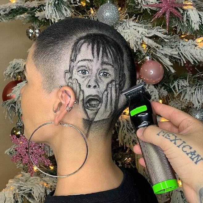 AwQS1722476047_381811074.jpg 손님 머리에 그림을 그리는 이발사