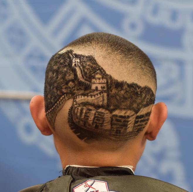 AwQS1722476048_1733956717.jpg 손님 머리에 그림을 그리는 이발사