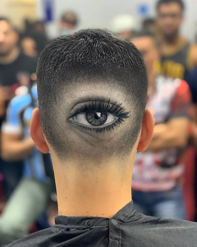 AwQS1722476048_1093496547.jpg 손님 머리에 그림을 그리는 이발사