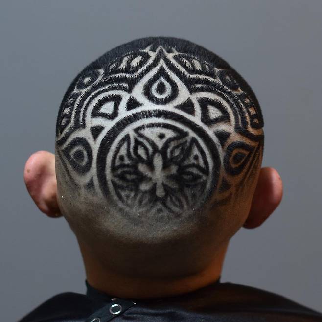 AwQS1722476050_500927411.jpg 손님 머리에 그림을 그리는 이발사