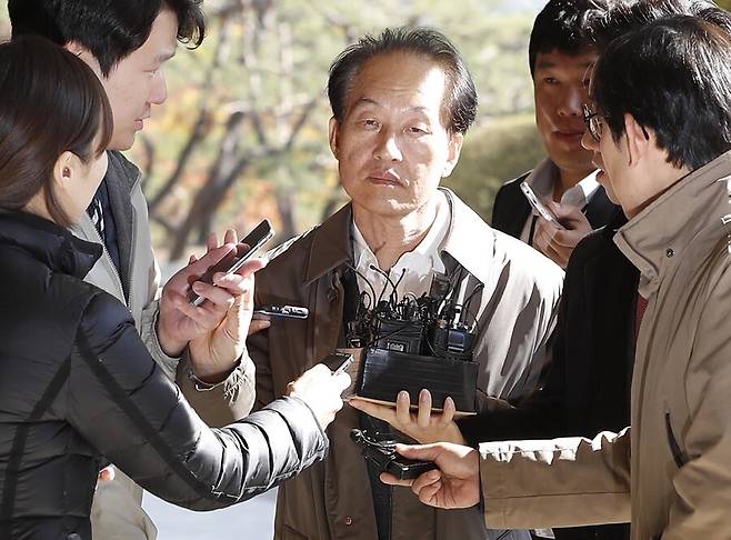 2017년 이우용 전 문화방송 라디오본부장이 국가정보원의 문화방송 장악 의혹과 관련해 조사를 받기 위해 서울중앙지검에 출석하고 있다. 연합뉴스