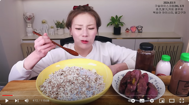 구독자 178만 명에 달하는 먹방 유튜버 '입짧은 햇님'이 3월 영상에서 구슬 아이스크림을 먹고 있다. 당시 그는 "(구슬 아이스크림 마음껏 퍼 먹는) 로망 있지 않아요? 이거 비싸서 (어릴 때) 못 먹었어"라고 했다. 유튜브 캡처